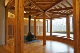 静岡県産杉材Jパネルスリットという加工品。 静岡県産杉材Jパネルスリットという加工品。