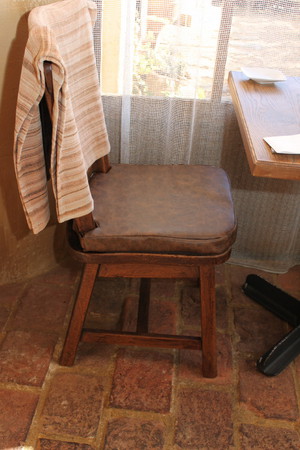 イタリアンレストランの椅子用座クッション製作～インテリアに合わせた色の合皮～