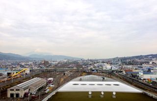 東静岡駅のショッピングセンターと南北高架橋と国道1号線。