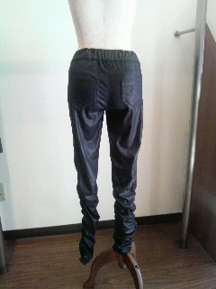 ♪フェイクレザー裾シャーリングスキニーパンツ