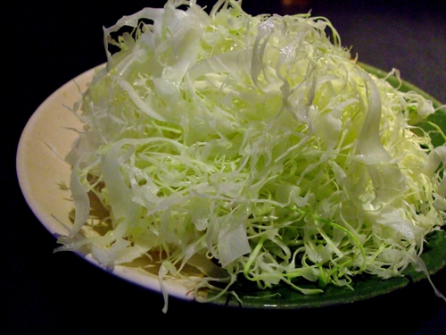 肉厚 ふわふわ柔らか 春キャベツの入荷開始 春野菜で賑やかです 肉厚 ふわふわ柔らか 春キャベツの入荷開始 春野菜で賑やかです
