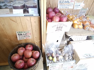 りんごふじ2種類が入荷 お好みで選んでみて 人気の白菜も入荷します りんごふじ2種類が入荷 お好みで選んでみて 人気の白菜も入荷します