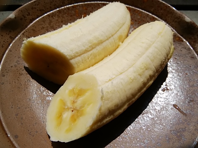 朝食に　おやつに　これ1カットでエネルギーチャージ　バナナケーキ