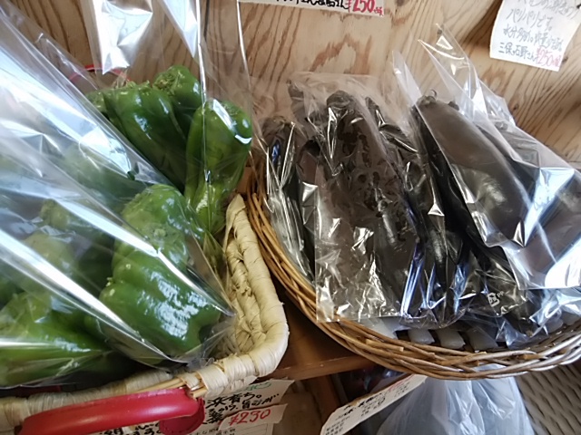 9日 夏野菜ぞくぞく入荷 朝採り野菜たくさん 賑やかな店頭になります 9日 夏野菜ぞくぞく入荷 朝採り野菜たくさん 賑やかな店頭になります