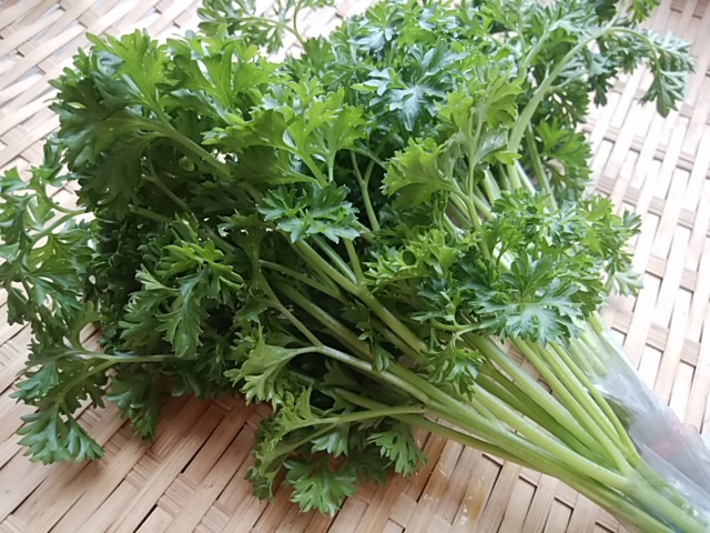 皆さん食べますか? 添え物パセリが食べないと損するスーパー野菜だった 皆さん食べますか? 添え物パセリが食べないと損するスーパー野菜だった