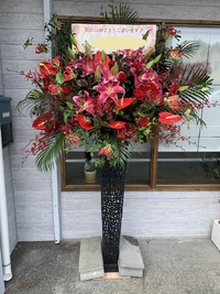 開店祝いのお花に赤いスタンド花をお届けさせていただきました