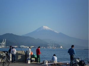 富士山と港