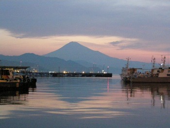 かわたれ時の港の富士山