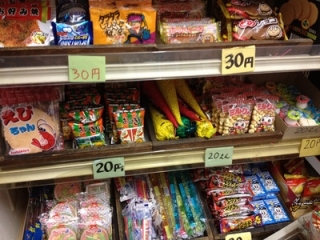 ちびっこたちの人気者駄菓子屋ひろば『地球のこえ』