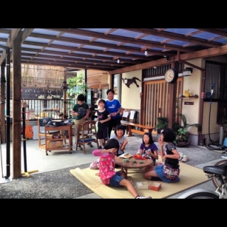 ちびっこたちの人気者駄菓子屋ひろば『地球のこえ』