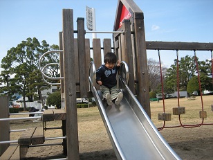 草薙公園で滑り台&ジョグ