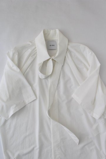 SISEのバルーンフーディーと白シャツ50%OFF SISEのバルーンフーディーと白シャツ50%OFF