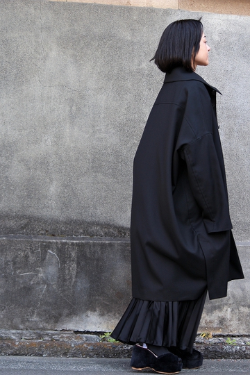 SISEのバルーンオーバーコートH/W(女性着用画像) SISEのバルーンオーバーコートH/W(女性着用画像)