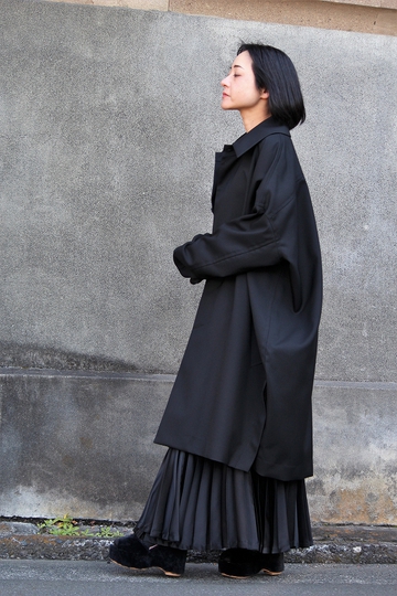 SISEのバルーンオーバーコートH/W(女性着用画像) SISEのバルーンオーバーコートH/W(女性着用画像)