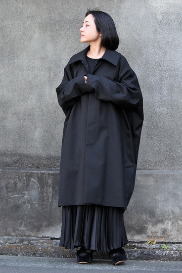 SISEのバルーンオーバーコートH/W(女性着用画像) SISEのバルーンオーバーコートH/W(女性着用画像)