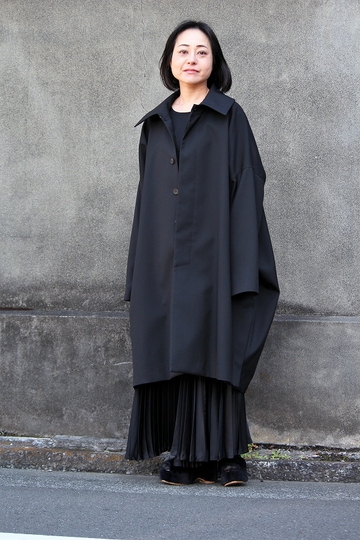 SISEのバルーンオーバーコートH/W(女性着用画像) SISEのバルーンオーバーコートH/W(女性着用画像)