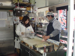 ゙キャスタードライバーと打ち合わせのオニクヤサン゙