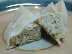 ゙焼けた餃子の中は…。゙