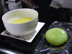 ゙お茶は程よい渋味が落ち着かせてくれまず