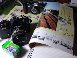 フィルムカメラとガイド本