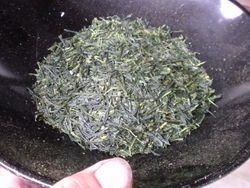 出来上がった荒茶