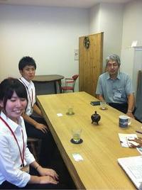 学生インターン生が静岡市産業政策課の方とオリーブ見学