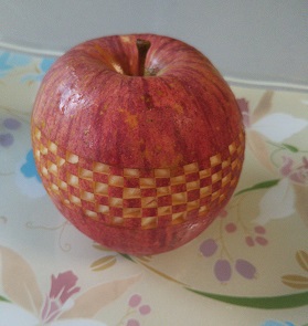 りんごのカービングとケーキのデコレーション