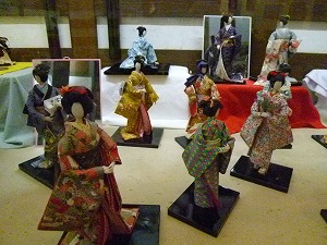 島田髷まつりに向けて、80点にも及ぶ和紙人形とミニかつらを展示