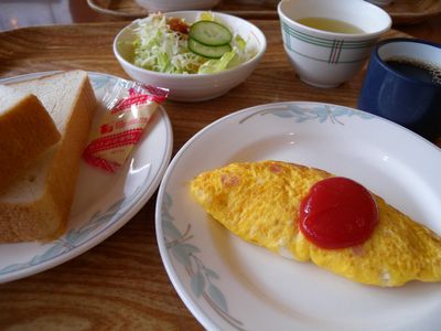 朝食はライトミール。パンにもお茶が静岡人