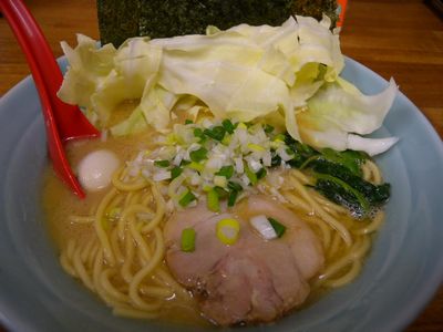 特製ワッツ麺:とんこつ醤油(太麺)キャベツ入り