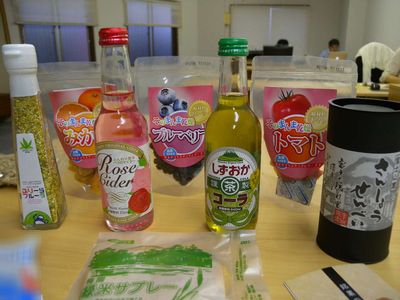 TOL(鷹匠OPENラボ)には、大量のお土産が並びます。
