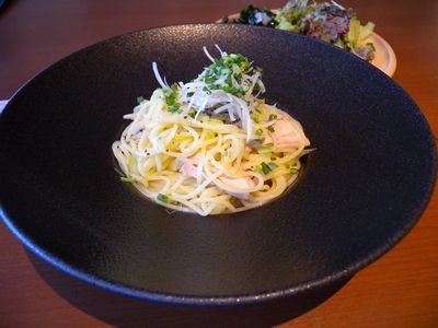 やわらか鶏と国産葱の塩だれパスタ黒胡椒風味