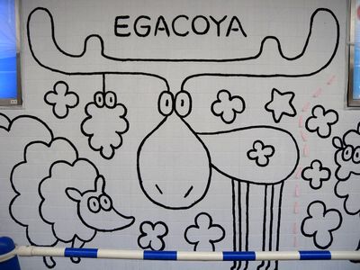 問題：エガコウヤに参加した、ちびっこアーティストたちは、上のシカを何色で塗ったでしょうか？