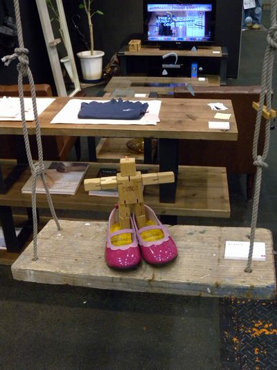 ブランコで楽しむCUBOT。