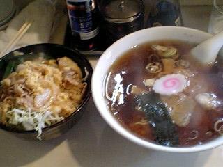 焼肉丼とラーメンで・・・700円!?