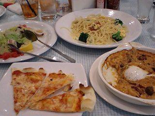 ピザを食べ放題!パスタもサラダもおいし~空間!