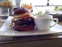 大崩海岸で佐世保バーガーを食う