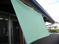 遮熱生地で陽射しカットの外幕を取り付けました。