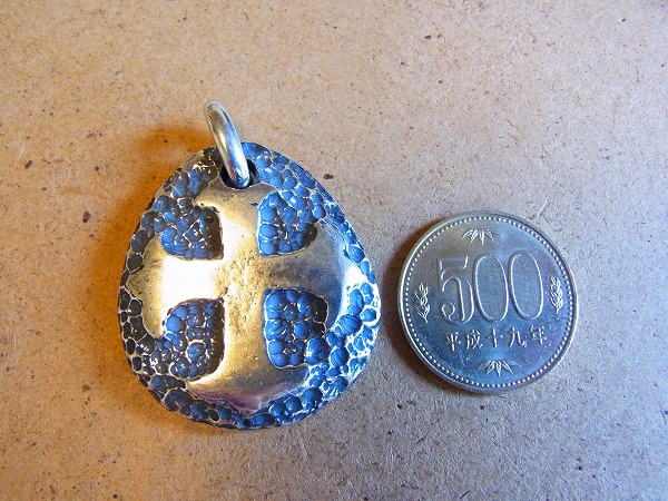 Gaboratory/ガボラトリー　Raised cross chiseled blob pendant