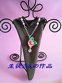 薔薇のネックレス