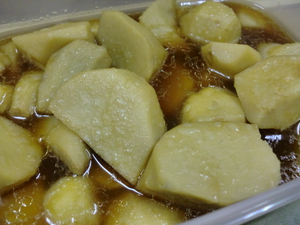 土曜は大きな稲荷寿司と里芋の煮物
