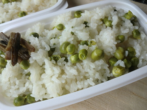 27日は人気の豆ごはん　大稲荷寿司