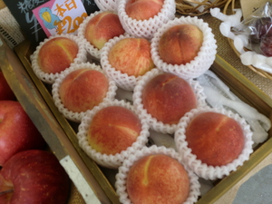 久しぶりの晴天！朝採り野菜＆桃が入荷しました