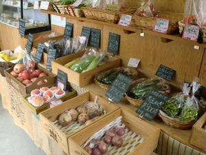 天気に負けず、朝採り野菜入荷しました！！