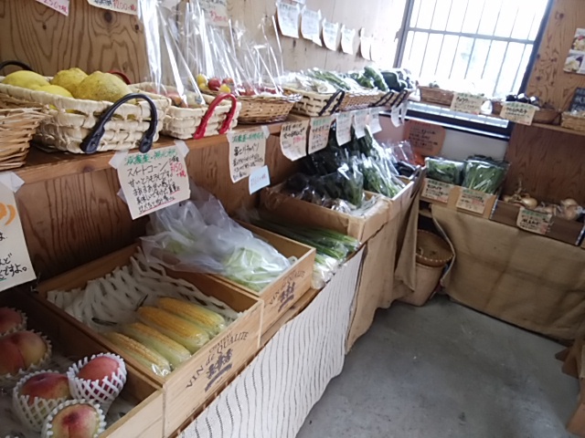 雨にも負けず　農家さんのおかげで　野菜も桃もたくさん入荷