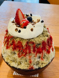 おじさんとチャイミルクとベリーソース
