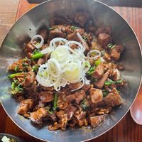 角切りレバーを挽肉の甘辛甜麺醤で 炒めた超レバー丼