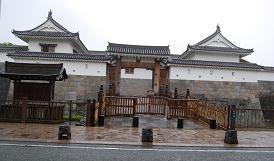 雨のお堀端