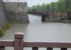 雨のお堀端