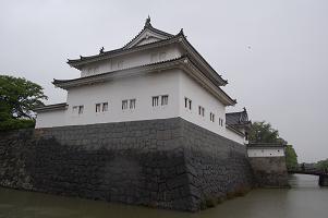 雨のお堀端